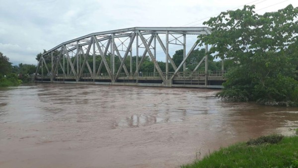 Alerta roja: evacúan a familias por desbordamiento del río Ulúa