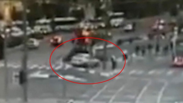 Un bebé de escasos meses murió hoy y ocho personas más resultaron heridas al ser embestidas por este vehículo en Jerusalén. Foto YouTube.