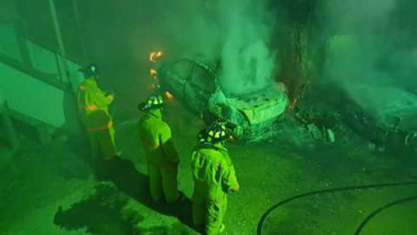 Incendio deja tres vehículos destruidos