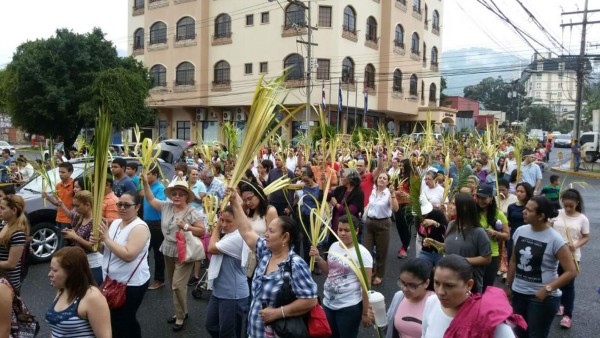 Miles de católicos sampedranos celebran el Domingo de Ramos