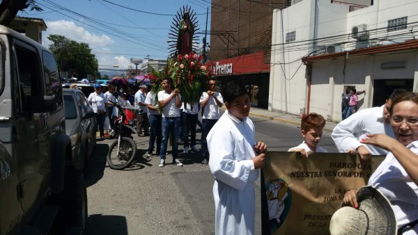 Católicos de La Lima peregrinan hacia la catedral de San Pedro Sula