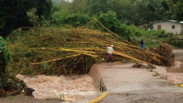 Alerta roja: evacúan a familias por desbordamiento del río Ulúa