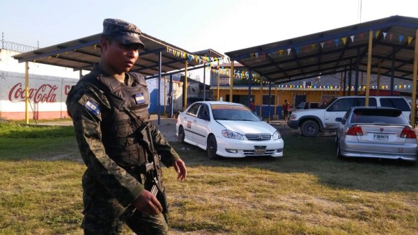 Dos personas muertas en un taxi deja tiroteo en car wash