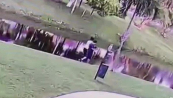 Video muestra a una madre lanzar a su hijo a un canal para matarlo