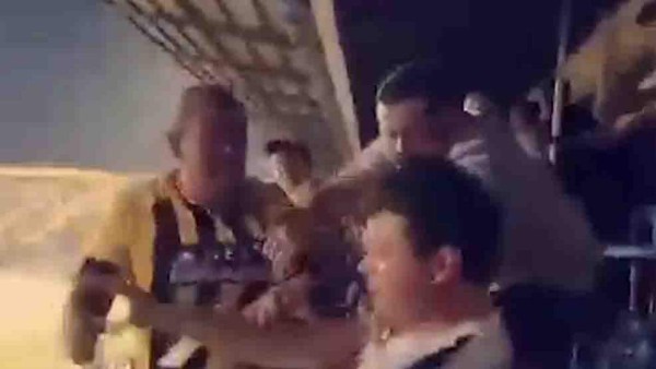 Video: Aficionado del Real España agarró a golpes a seguidor del Olimpia en el Morazán