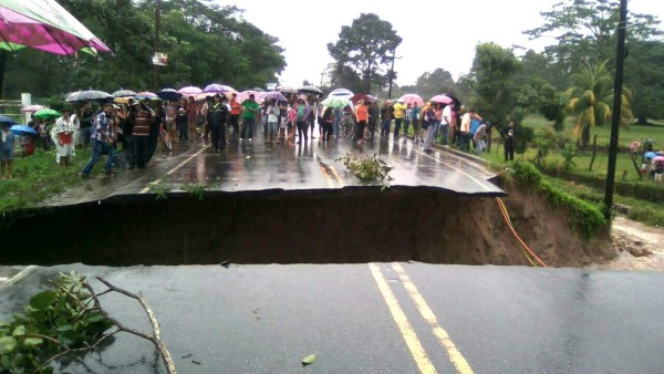 Se parte una carretera en Omoa y autoridades decretan emergencia