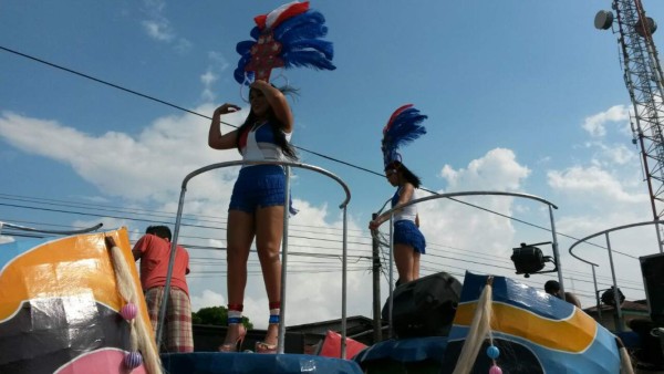 Bellas chicas ceibeñas forman parte del desfile de carrozas en el gran carnval de La Amistad.