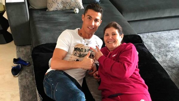 Madre de Cristiano hace ritual para que no eliminen a Portugal