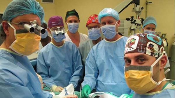 El equipo médico del Hospital Tygerberg que realizó el primer trasplante de miembro viril exitoso del mundo en Ciudad del Cabo, Sudáfrica.