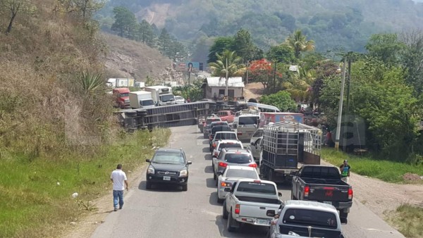 Un herido deja choque de rastra contra busito en Copán