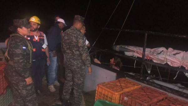 Rescatan a dos turistas extranjeros varados en alta mar