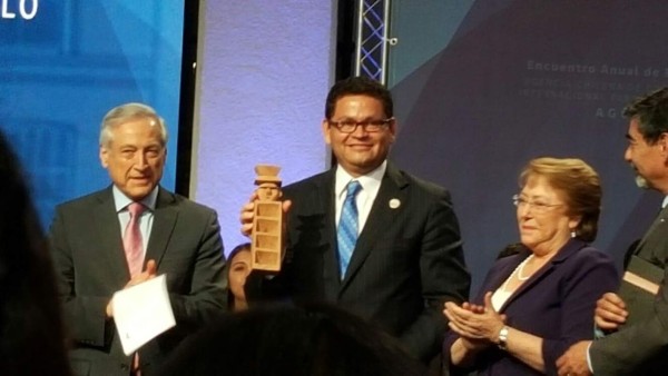 Premian al ministro Marlon Escoto en Chile