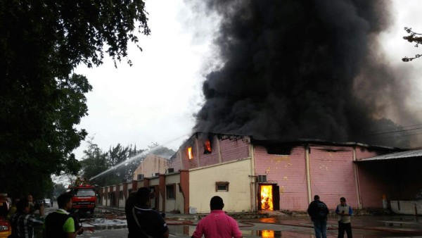 Incendio consume fábrica textil en Choloma, Cortés