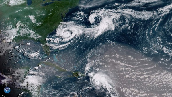 El huracán Chris, de categoría 2, avanza por las aguas abiertas del Atlántico