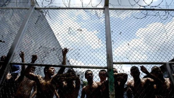 Investigan tratos crueles contra presos, desnudos y humillados, en Venezuela