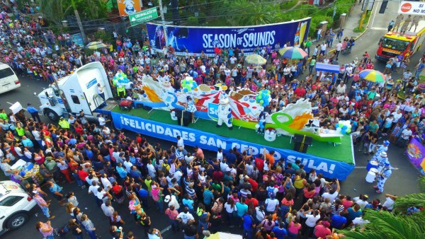 Colorido y multitudinario desfile engalana la feria