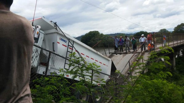 Se cae el puente sobre el río Humuya en Santa Rita, Yoro  