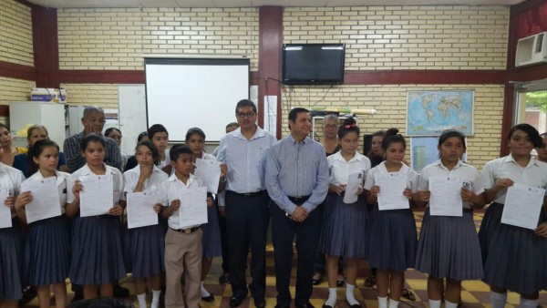 Estudiantes del JTR reciben becas