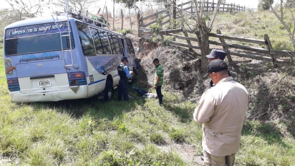 Un muerto tras accidentarse bus que era asaltado en Yoro