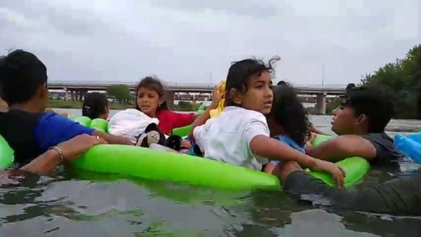 VIDEO: Una anciana hondureña deja su silla de ruedas para cruzar el río Bravo junto a su familia