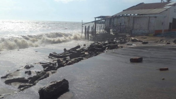 Honduras: Fuertes marejadas afectan playas de Cedeño