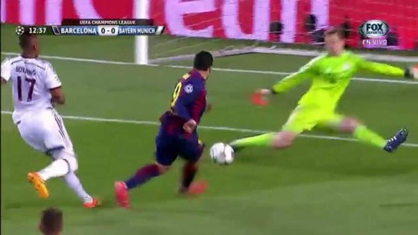 Video: El tapadón de Neuer en un mano a mano con Luis Suárez