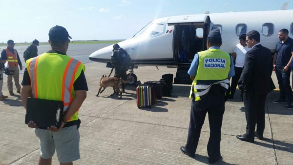 Inspeccionan aeronave procedente de México en Islas de la Bahía