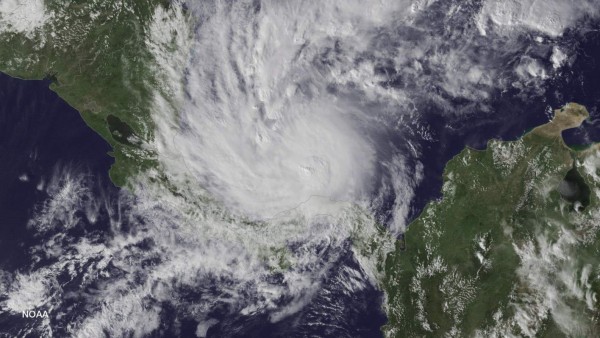 Otto pierde fuerza y se degrada a tormenta frente a Costa Rica