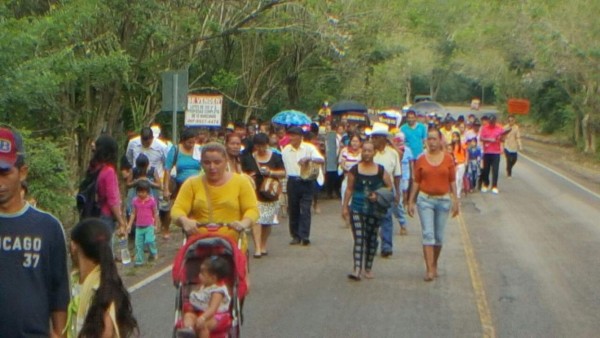 A la aldea de Suyapa llegan cientos de peregrinos de todas partes a venerar a la Virgen de Suyapa, previo a la alborada.