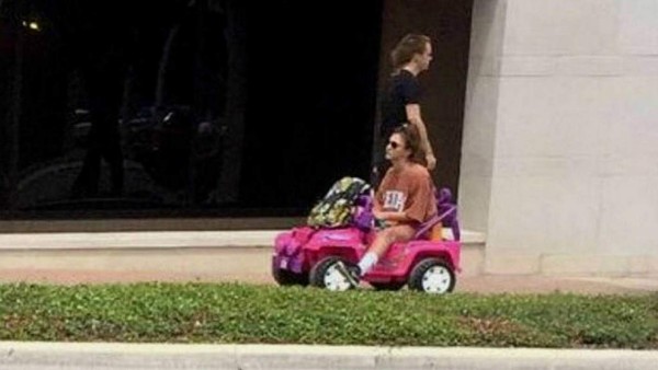 Le suspenden licencia y ahora maneja jeep de Barbie