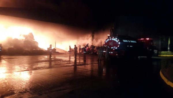 Incendio destruye el 50% de una empresa en Choloma