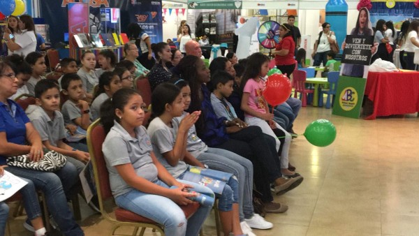 Así es el ambiente que se vive en la gran feria escolar