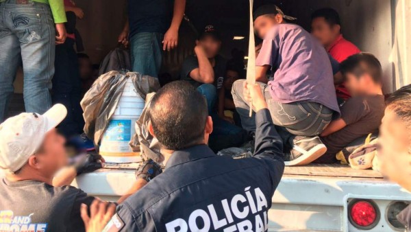 Rescatan a 95 migrantes hondureños hacinados en un camión en México