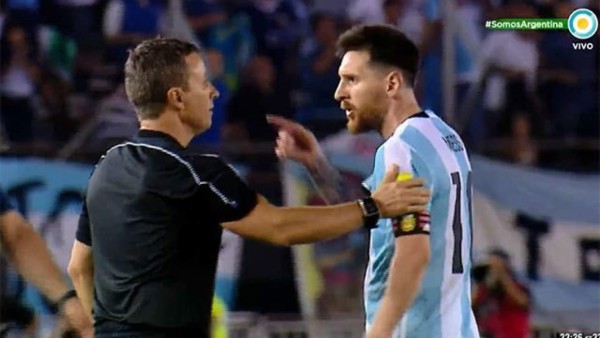 Messi en el ojo del huracán al sacar su enfado con árbitro