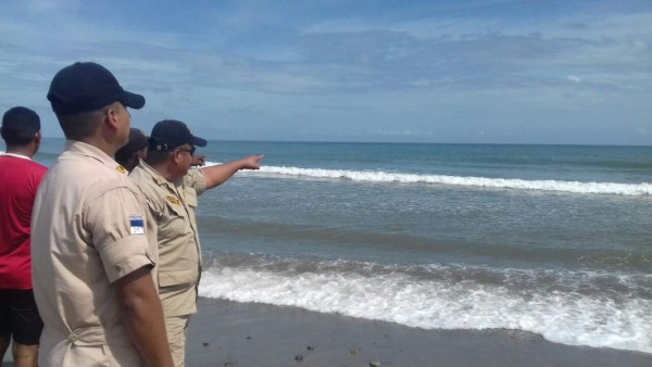 Rescatan a siete pescadores tras naufragar en La Ceiba