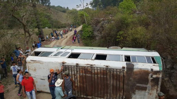 Al menos nueve personas heridas deja volcamiento de bus en Cantarranas