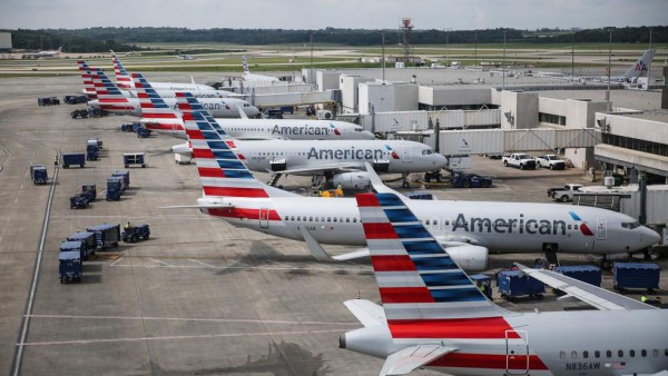 American Airlines llena sus aviones de pasajeros y genera críticas