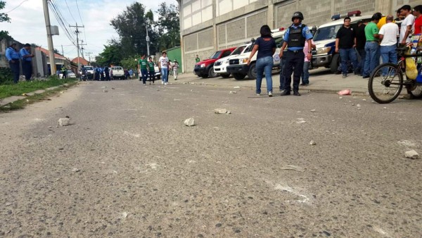 ¡Penoso! Barras se agarran a pedradas previo al clásico