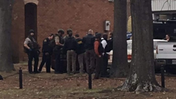 Hombre armado toma rehenes en un banco de Alabama