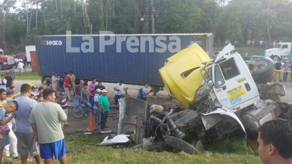 Dos muertos en aparatoso accidente de rastras en Puerto Cortés