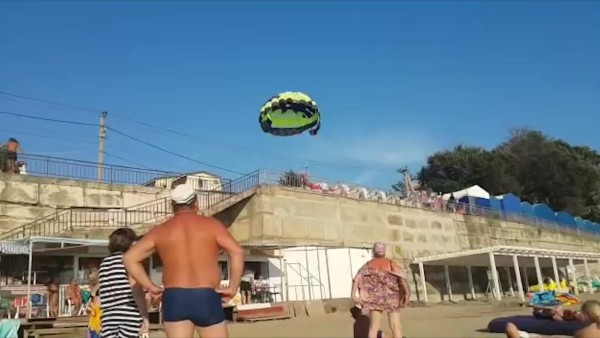 Video: pareja en parapente vive momento aterrador cuando se topa con cables de alta tensión