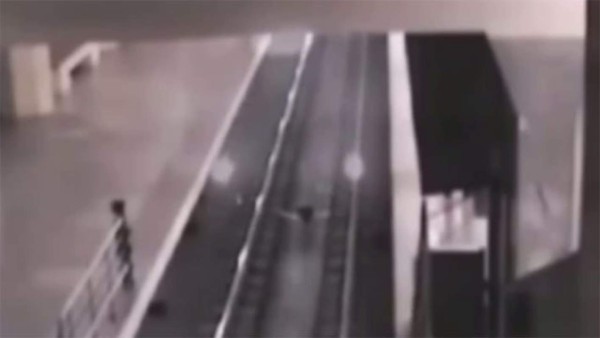 Video registra un 'supuesto' tren fantasma recogiendo pasajeros  