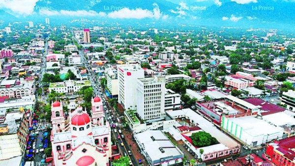 La principal diferencia de San Pedro Sula (imagen) y Tegucigalpa se puede observar en la zona geográfica adonde se establecieron, una en el valle y otra en montañas.