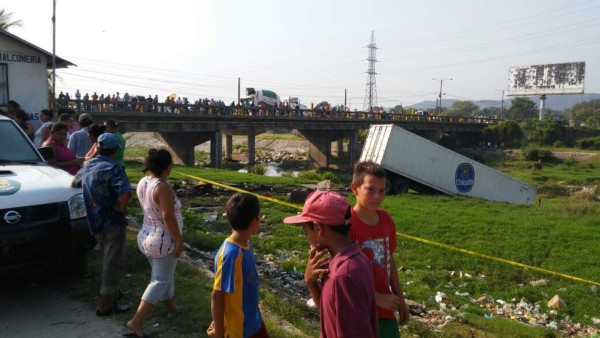 Rastra se sale de autopista y deja dos muertos en Choloma