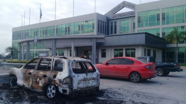 Manifestantes dejan destrucción en Honduras