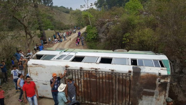 Volcamiento deja un muerto y 12 personas heridas en Lempira