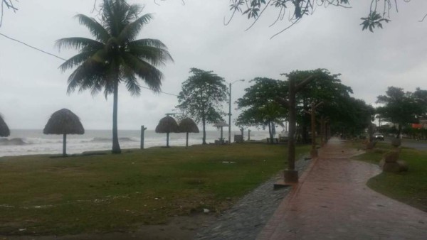 Desbordamiento de ríos y varios daños dejan lluvias en La Ceiba