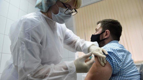 Putin defiende las vacunas rusas y anuncia que las aplicarán en diciembre