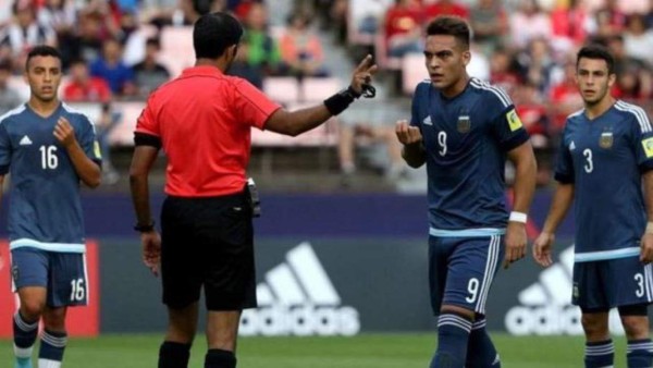 ¡Insólito! Futbolista fue expulsado en el Mundial Sub-20 gracias a la tecnología