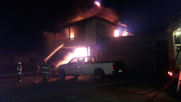 Momento en el que los socorristas intentaban apagar el fuego en Roatán, Islas de la Bahía.